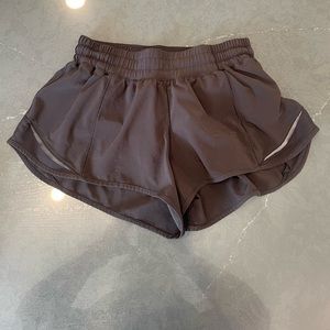 LULU LEMON Black Hotty Hot Low-Rise Lined Short 2.5". Lightly worn, size 6.